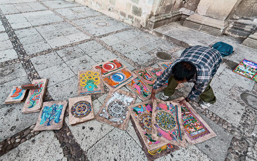 Indischer Künstler verkauft vor  der Kirche  Santo Domingo in Oaxaca Malereien © Vadim Petrakov / Shutterstock.com