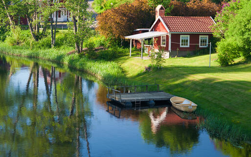 Hoegsby und der Fluss Eman © almgren / Shutterstock.com