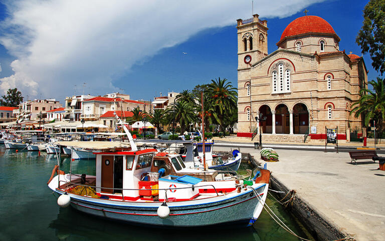 Die Panagitsa Kirche an der Hafenpromenade von Ägina-City © leoks / Shutterstock.com