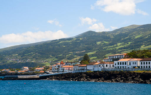 Der Ort San Rock auf der Insel Pico © Yulia_B / Shutterstock.com
