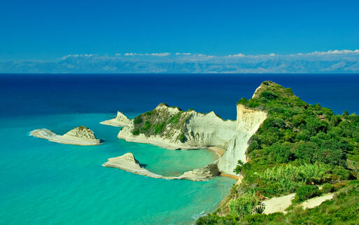 Kap Drastis im Norden Korfus mit Blick auf das azurblaue Mittelmeer © Ljupco Smokovski / Shutterstock.com