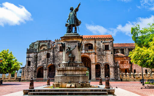 Kolumbus Denkmal und Kathedrale von Santo Domingo © hessbeck / Shutterstock.com