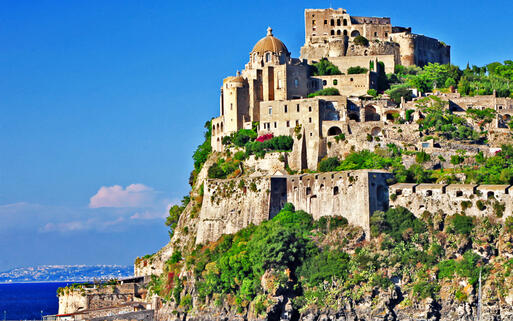 Schloss Aragonese auf Ischia © leoks / shutterstock.com