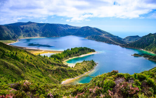 Der vulkanische See Lagoa do Fogo in Sao Miguel © ArjaKo's / Shutterstock.com