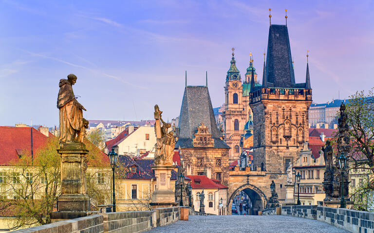 Karlsbrücke in Prag © Boris Stroujko / Shutterstock.com