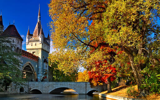 Historischer Palast in Budapest bei warmen Herbstlicht © Ihor Pasternak / Shutterstock.com