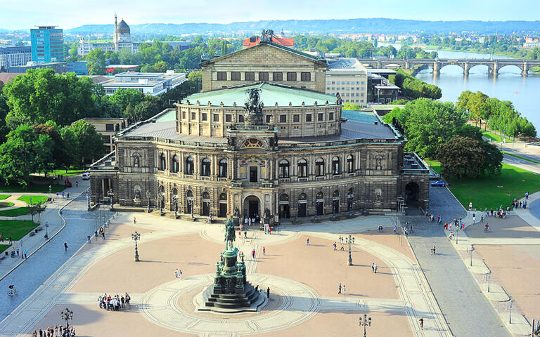 Das Semper Opernhaus in Dresden, Deutschland © joyfull / shutterstock.com