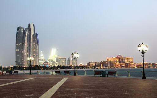 Die Promenade von Abu Dhabi bei Abenddämmerung © Philip Lange / Shutterstock.com