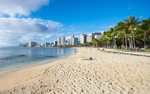 Der feinsandige Strand Waikiki Beach in Honolulu, Hawaii Insel Oahu, USA © Dhoxax / Shutterstock.com
