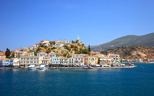 Die Hafenpromenaden von Poros und Galatos © S.Borisov / Shutterstock.com