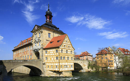 Altes Rathaus in Bamberg © jopelka / shutterstock.com