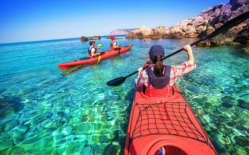 Mit dem Kayak eine tropische Insel entdecken © kuznetcov_konstantin