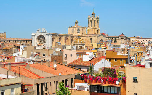 Blick auf die Kathedrale und über die Dächer der Altstadt von Tarragona © nito / Shutterstock.com
