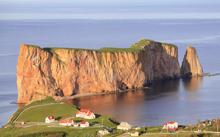 Die gigantische Felsformation Perce Rock in Gaspesie © Vlad G / Shutterstock.com