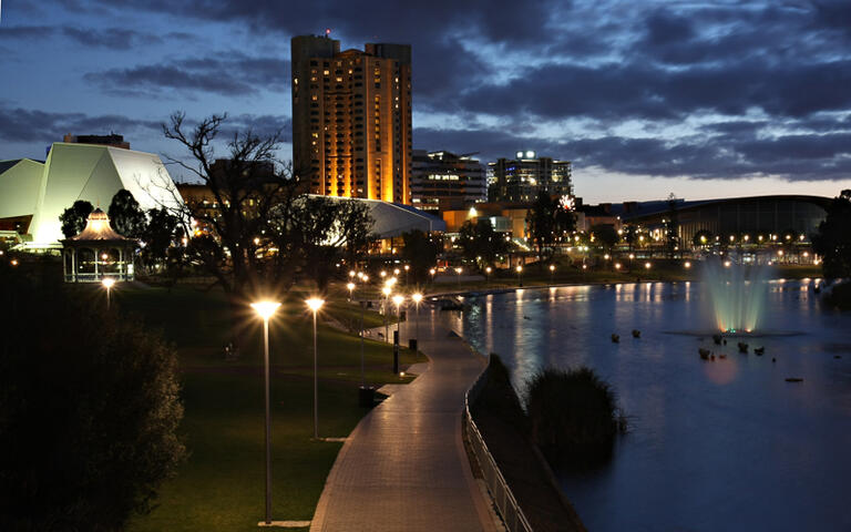 Adelaide bei Nacht © Neale Cousland / shutterstock.com