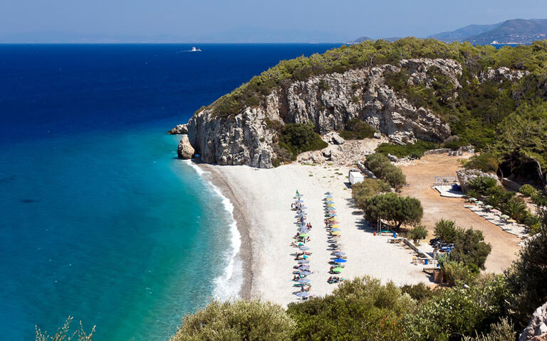 Der Kieselstrand Tsambou in der Nähe des Dorfel Avlakia im Norden von Samos © TakB / Shutterstock.com