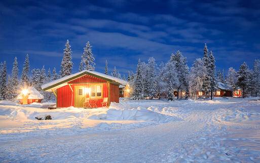 Verträumte Winterlandschaft  bei Nacht in Kiruna, Schweden, Lappland © vichie81 / Shutterstock.com