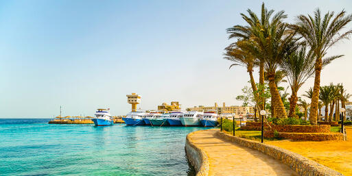 © Agnieszka Guzowska / shutterstock.com Promenade von Hurghada mit Blick auf den Hafen © Agnieszka Guzowska / shutterstock.com