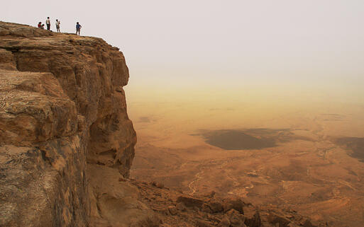 Klippen über dem Ramon Crater in der Wüste Negev © Rostislav Glinsky / Shutterstock.com