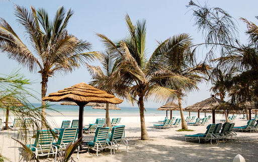 Strand eines luxoriösen Hotels in Ajman, Vereinigte Arabische Emirate © slava296 / Shutterstock.com