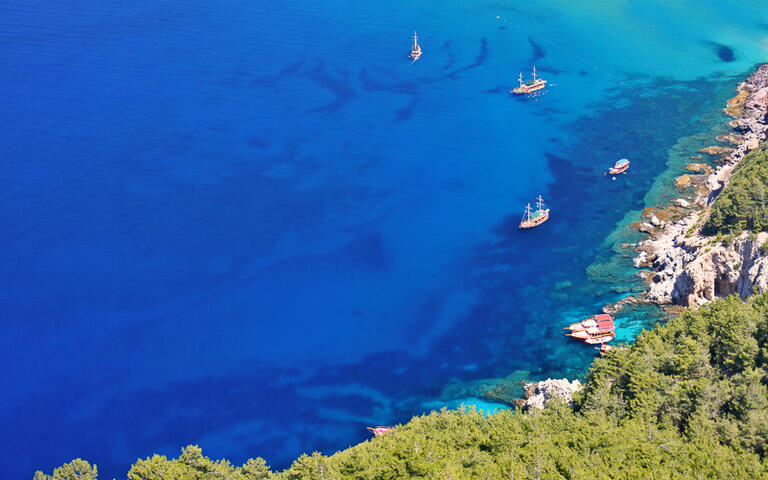 Boote vor einer einsamen Bucht in der Nähe von Alanya © Zbynek Jirousek / Shutterstock.com