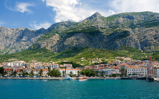 Blick auf die Küste von Makarska © hektoR / Shutterstock.com