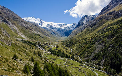 Das Tal Täsch in den Schweizer Alpen © elxeneize / Shutterstock.com