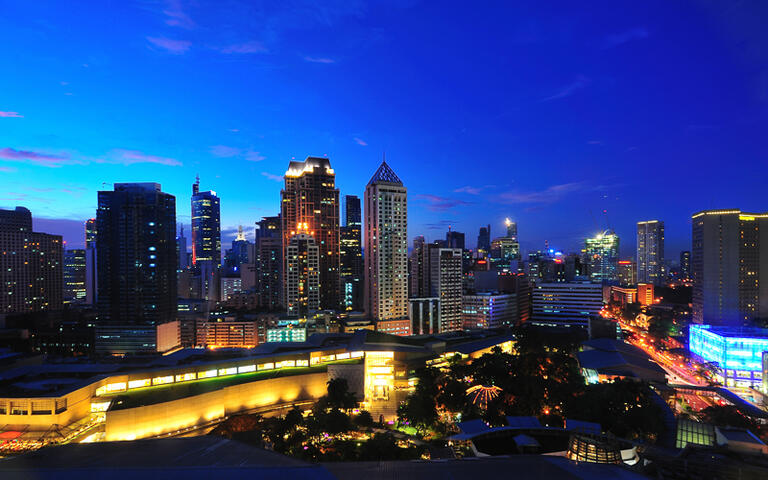 Die Stadt Makati in der Dämmerung © skyearth  / Shutterstock.com