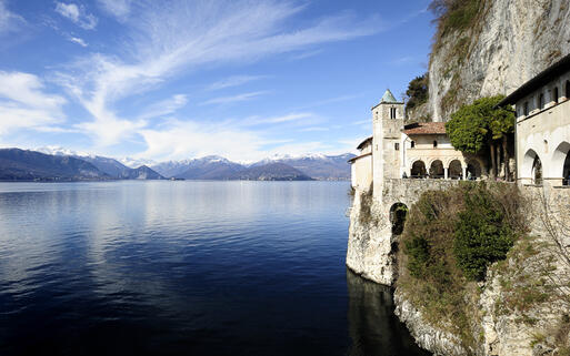 Das berühmte Kloster Santa Caterina del Sasso Ballaro am Lago Maggiore © Cristiano Palazzini / Shutterstock.com