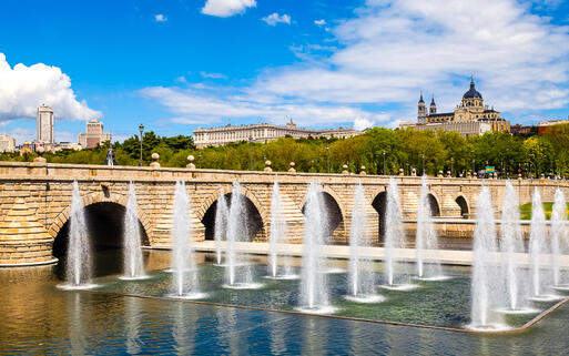 Blick auf die Brücke Segovia, im Hintergrund sieht man die Kathedrale Almudena und den königlichen Palast © EUROPHOTOS  / Shutterstock.com