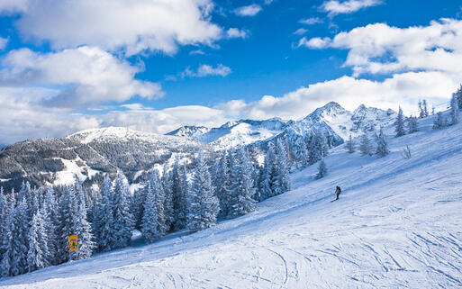 Schneebedeckte Piste in Schladming, Steiermark, Österreich © nikolpetr / shutterstock.com