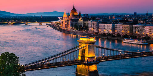 Blick auf die Kettenbrücke und das Parlament von Budapest © EUROPHOTOS / Shutterstock.com