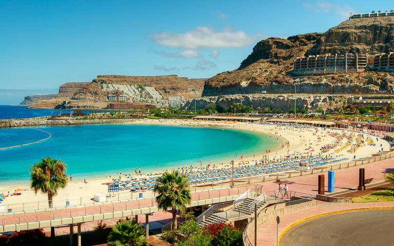 Blick auf den Stadtstrand Amadores © Kalin Eftimov / Shutterstock.com