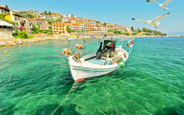 Ein Fischerboot im Hafen von Pyrgadikia © anyaivanova / Shutterstock.com