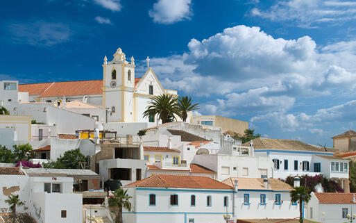 Blick auf die weißen Häuser von Albufeira © GVictoria / Shutterstock.com
