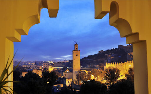 Blick auf Fes bei Nacht, Marokko © Martin Froyda / Shutterstock.com