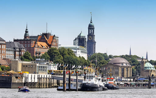 Der Hafen mit Blick auf das Hamburger Zentrum © S. Kuelcue / Shutterstock.com