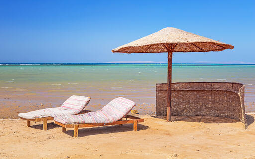 © Patryk Kosmider Einladende Strandliegen am roten Meer © Patryk Kosmider