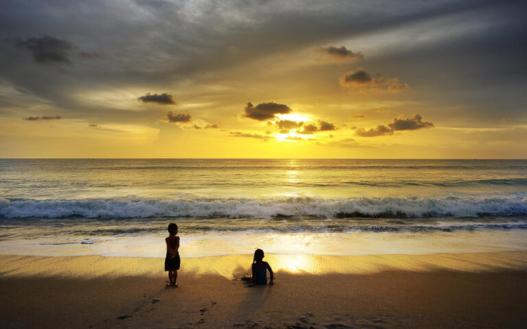 Sonneuntergang an einem Strand in Khao Lak, Thailand © worradirek / Shutterstock.com