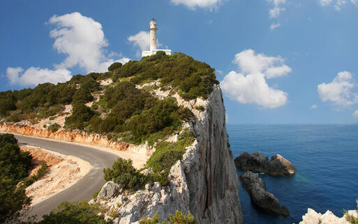 Der Leuchtturm auf einem Felsen von Lefkas © Samot  / Shutterstock.com