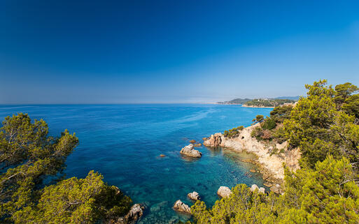Eine kleine Bucht von Lloret de Mar © Nanisimova / Shutterstock.com