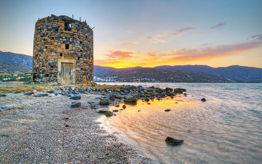 © Patryk Kosmider / shutterstock.com Alte Windmühle an der Mirabello Bucht, Kreta, Griechenland © Patryk Kosmider / shutterstock.com