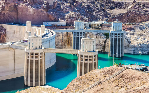 Der Hoover Damm ist eines der bekanntesten Sehenswürdigkeiten in der näheren Umgebung von Las Vegas, Nevada © Steve Buckley / Shutterstock.com