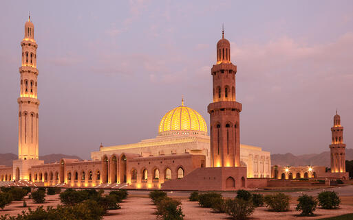 Die Große Sultan-Qabus-Moschee in Muscat zählt zu den weltweit gößten Moscheen © Philip Lange / Shutterstock.com