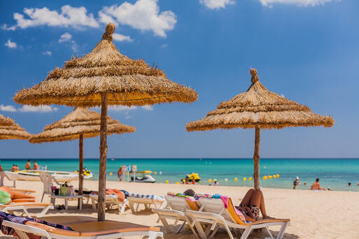 Sonniger Sandstrand © Natalia Silaeva / shutterstock.com