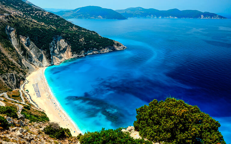 Der Strand Myrtos am Ionischen Meer © Marius G  / Shutterstock.com