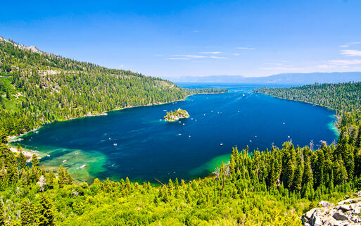 Der Lake Tahoe liegt genau auf der Grenze zwischen Kalifornien und Nevada, USA © Robert Bohrer / Shutterstock.com