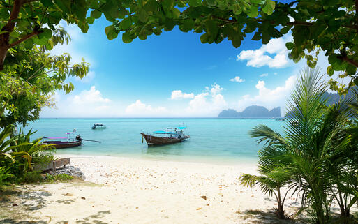 Bucht auf der Insel Koh Pee Pee, Thailand © Iakov Kalinin / Shutterstock.com