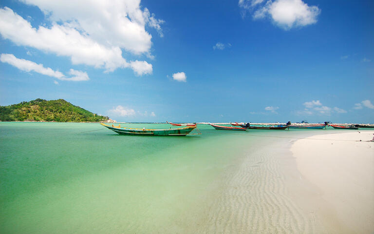 Boote am schönen Malibu Beach auf der Insel Koh Phangan, Thailand © Pangfolio.com / Shutterstock.com