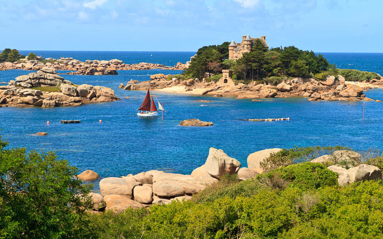 Der Küstenabschnitt Côte de granite Rose an der nördlichen Bretagne © Bertl123 / Shutterstock.com